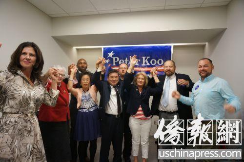 中国侨网纽约市议员顾雅明连任竞选办公室开张,州参议员史塔文斯基在内的7名民选官员到场参与并宣布支持顾雅明连任。(美国《侨报》/陈辰 摄)