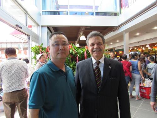 中国侨网奥迪兹(右)在布鲁克林新世界超市新店试营运当天到场祝贺,左为超市管理人员黄Peter。(《世界日报》/颜嘉莹 摄)