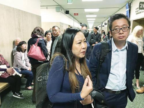 中国侨网两华裔女死者的30名家人到庭旁听审讯,包括林赵瑞锦的表妹赵蔼仪(中)。(美国《世界日报》/李秀兰 摄)
