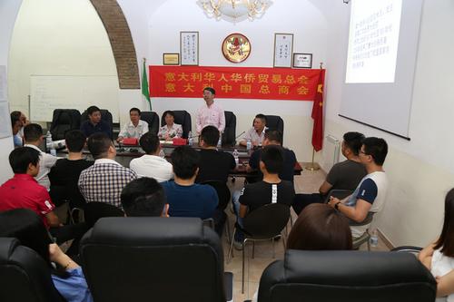 中国侨网图为座谈会现场，嘉宾与学员沟通交流。（法国《欧洲时报》/张锐 摄）