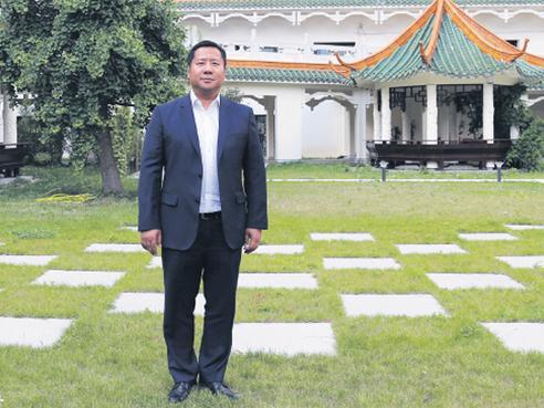 中国侨网法国浙江同乡会第七届会长高敏铿在华天中国城酒店接受欧洲时报采访。(法国《欧洲时报》/孔帆 摄)
