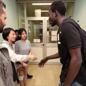 中国侨网Kevin的家人与施救青年Mohammad在医院见面,并向他表示感谢。(法国《欧洲时报》意大利版微信公众号援引《共和国报》)