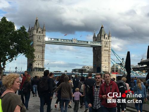 中国侨网6月4日,来伦敦塔桥游玩的游客依然很多。(尉逸超供图)