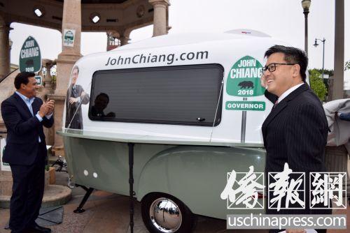 中国侨网江俊辉在向支持者秀他此次竞选之旅的迷你拖车。（美国《侨报》/邱晨 摄）