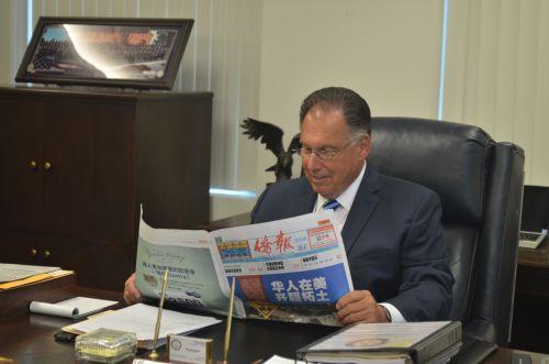 中国侨网橙县检察院(OCDA)检察长托尼·瑞考卡斯(Tony Rackauckas)很关注华裔社区动态,提起华裔的低犯罪率颇为赞赏。(美国《侨报》)