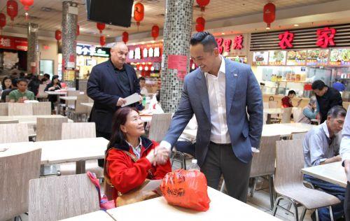 中国侨网华裔律师缪卿宣布参选日落公园市议员,6日专程到八大道拜票。(美国《侨报》)
