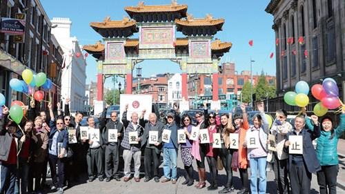中国侨网英国华人参政计划发起华人关注大选行动,创办人李贞驹律师(右九)走访英国多个城市呼吁华人尽快登记选民,利物浦华人反应热烈。(法国欧洲时报网)