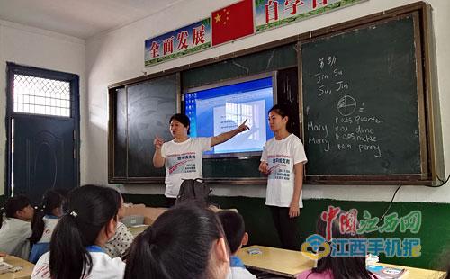 中国侨网“洋老师”在给孩子们上课。