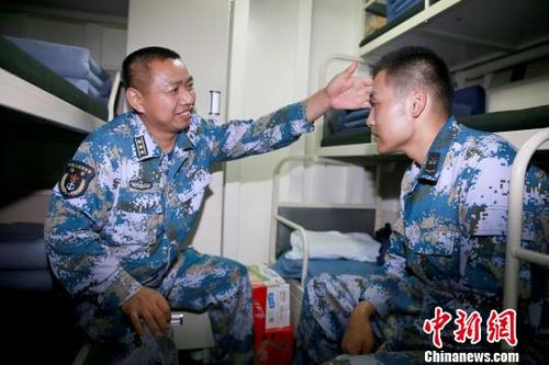 中国侨网机电长刘宗峰到兵舱了解询问南科甲身体状况　王飞　摄
