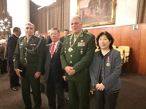 中国侨网巴西华人赵永平董洪宣获颁安年比爵士十字勋章与军队将领合影