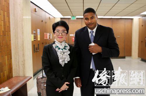 中国侨网纪欣然命案检察官麦肯尼与纪欣然父母的委托律师蔡玟慧8日在法庭外受访。(美国《侨报》/邱晨 摄)