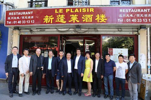 中国侨网拜赫松拜访美丽城的华人商家。（法国《欧洲时报》/孔帆 摄）
