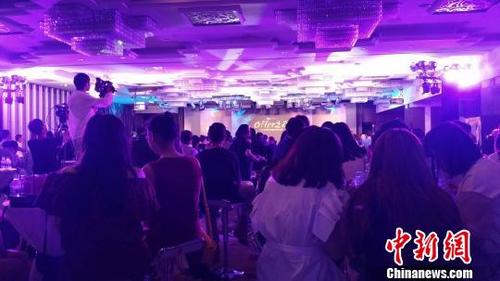 中国侨网300位准留学生11日晚欢聚“Offer之夜”。　马海燕　摄