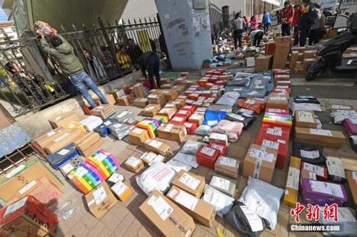 中国侨网资料图:大学校园外摆满各个物流公司发来的快递。 武俊杰 摄