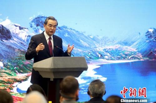 中国侨网6月13日,以“开放的中国:精彩吉林 相约世界”为主题的外交部第八场省区市全球推介活动在北京举行。图为外交部部长王毅致辞。中新社发 张宇 摄