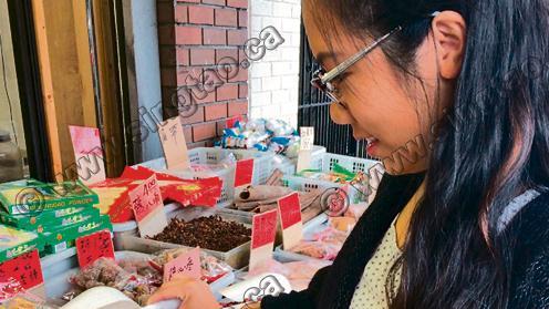 中国侨网何同学在华埠商店购物。(加拿大《星岛日报》援引CBC电视图片)