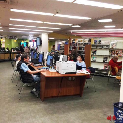 中国侨网许多华人使用的雷哥公园图书馆空间很小很拥挤。（纽约《侨报》/王伊琳 摄）
