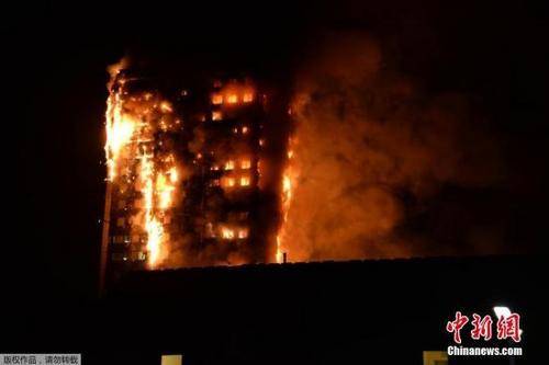 中国侨网英国广播公司(BBC)的安迪·摩尔(Andy Moore)说，整栋建筑都被火焰照亮，建筑物可能会倒塌。