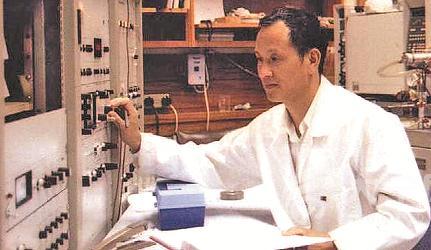 中国侨网高益槐在他的物理化学实验室。