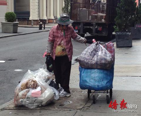 中国侨网在纽约市街头,不时可见拾荒的华裔老人。(纽约《侨报》资料图)