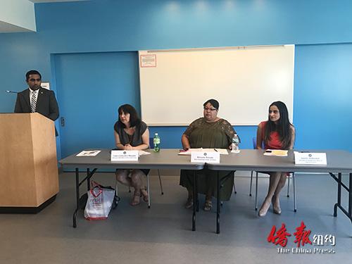 中国侨网纽约州府代表介绍州府保护移民项目。(纽约《侨报》/王伊琳 摄)