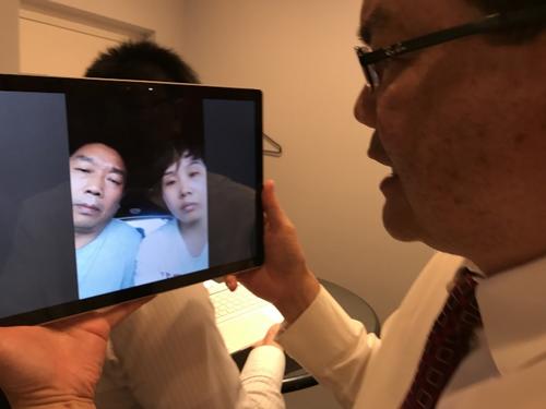 中国侨网章莹颖父亲章荣高(萤幕左)、小姨叶丽钦(右),透过芝加哥福建同乡会的郑金光医师安排,在抵达芝加哥后,接受视讯采访。(美国《世界日报》记者黄惠玲/摄影)
