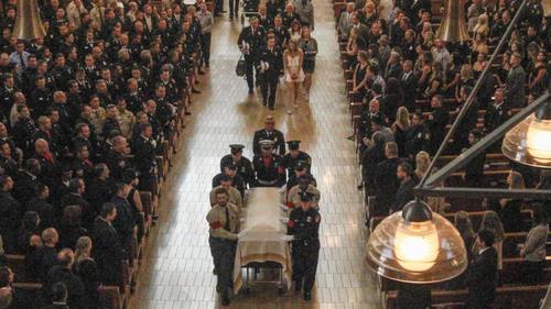 中国侨网因公殉职的洛杉矶市华裔消防员王家礼（Kelly Wong）的葬礼16日在洛市天主教圣母大教堂举行，逾千人出席，备极哀荣。（来源：美国《世界日报》）