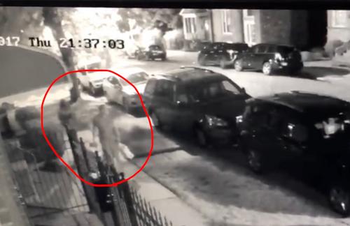 中国侨网住户装设的监视摄影机中，可以看到15日晚间在29街附近被抢的华男，已被一名抢犯盯上。（来源：美国《世界日报》）