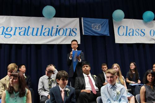 中国侨网孙浩天以优异成绩，毕业于联合国国际学校。图为他在毕业礼上致辞。（来源:美国《世界日报》/李硕/摄影）