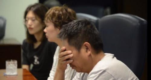 中国侨网章莹颖父亲(右一)。The News-Gazette视频截图。(美国《侨报》)