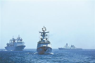 中国侨网6月22日，中国海军远航访问编队与阿曼海军舰艇在阿曼湾进行编队运动演练。本报记者 严贵旺摄