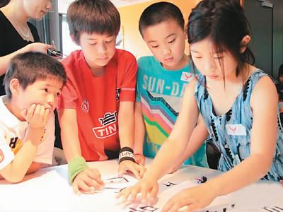 中国侨网图为6月18日，福内布中文学校的学生们在用偏旁部首组字。 来源：新华网