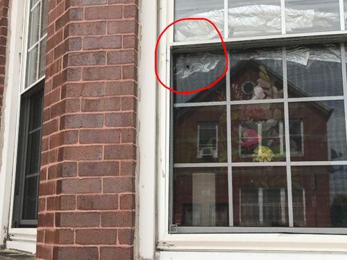 中国侨网日前桥港区发生帮派火并，其中一枚子弹穿过华人房屋窗户，差点击中坐在窗旁沙发的华人妇女。(美国《世界日报》/黄惠玲摄影)