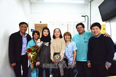 中国侨网旅阿华人送鲜花,感激布市医务人员和袁建平议员。(阿根廷华人网)
