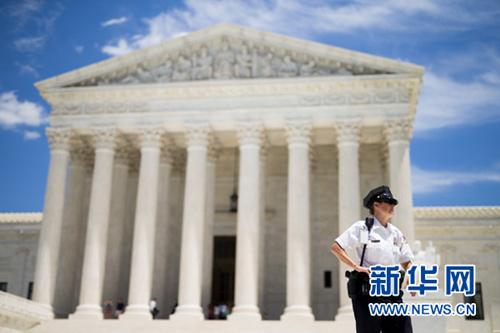 中国侨网6月26日,在美国华盛顿,警察在最高法院门口执勤。新华社发(沈霆 摄)