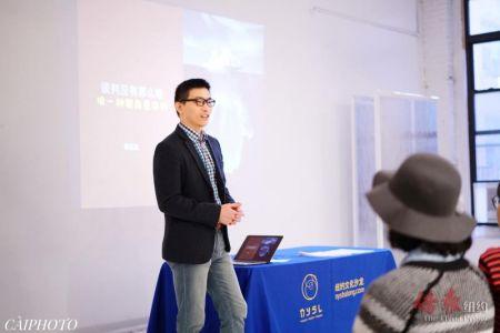 中国侨网赵智沉在举办的沙龙上演说。(美国侨报网)