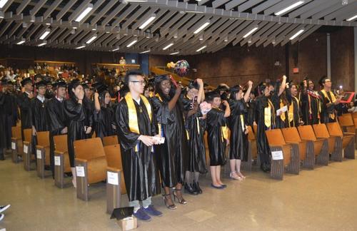 中国侨网下东城高中毕业典礼，97名学生光荣毕业。(美国《世界日报》/俞姝含 摄)