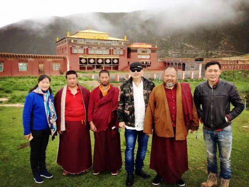 中国侨网邓玛寺主持须然曲吉(右二)和护法喇嘛(左二、左三)及此次慈善活动的志愿者们(左一China Investment 公司董事长姚女士,右一王湉,右三斑鸠融资租赁执行董事刘先生)。照片来自王湉微信朋友圈(美国侨报网)