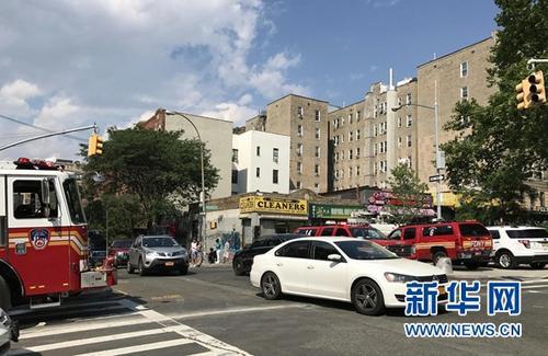 中国侨网6月30日,在美国纽约,救援车辆抵达发生枪击事件的医院附近。新华社记者 袁悦 摄
