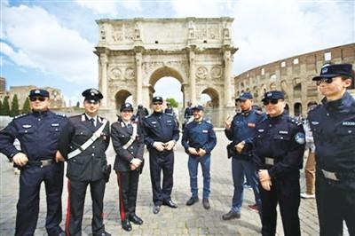 中国侨网图为罗马君士坦丁凯旋门外，中方警员在与意方警员合影。 金宇 摄
