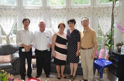 中国侨网记者釆访尤金侄子Bill和太太Merrill后，与黄慧、唐子华夫妇合影。（美国《美中报导》/江维 英山 摄）