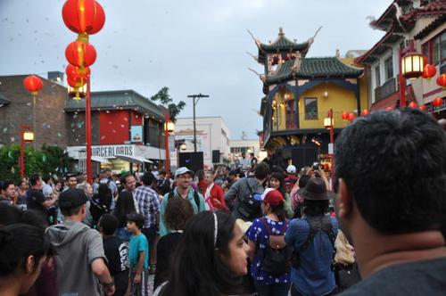 中国侨网洛杉矶华埠1日晚在百老汇街上的中心广场举办华埠夏季娱乐晚会。（美国《世界日报》/张敏毅 摄）