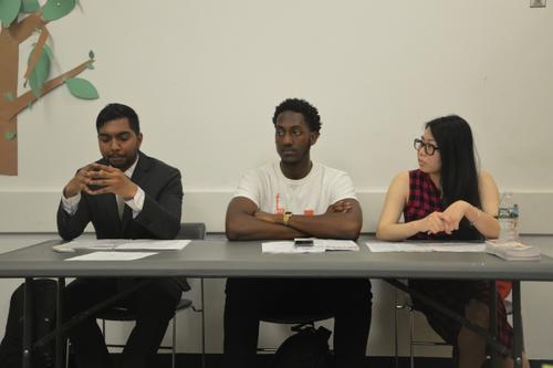 中国侨网“移民服务与租客权利”讲座中,杰金斯(中)表示房客有臭虫问题,可拨打311投诉。(美国《世界日报》/牟兰 摄)