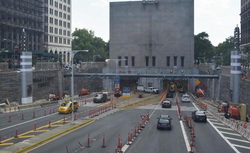 中国侨网陆莹的USS团队，在纽约州的各个隧道路口建造灯塔，卡瑞布鲁克林-炮台隧道出入口的四座灯塔于国庆节点亮。（美国《世界日报》/俞姝含 摄）