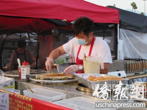 中国侨网煎饼果子摊位(美国《侨报》/翁羽 摄)