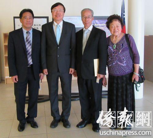 中国侨网罗省中华会馆主席马培道(右2)前来观看抗日题材电影《扬子江风云》。(美国《侨报》/翁羽 摄)