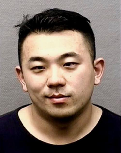 中国侨网李沅为摆脱车祸责任，谎称联邦调查局探员，被警员拆穿拘捕。（美国《世界日报》）