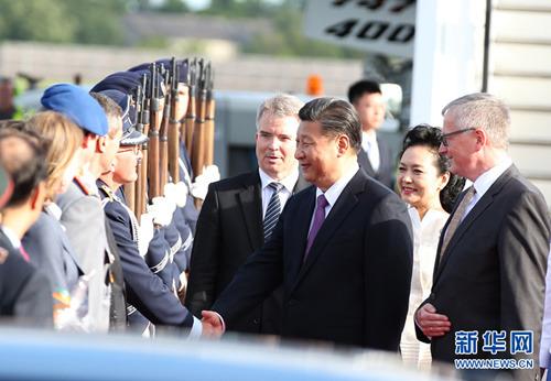 中国侨网7月4日,国家主席习近平乘专机抵达柏林,开始对德意志联邦共和国进行国事访问。德国政府高级官员在舷梯旁迎接习近平和夫人彭丽媛。新华社记者 姚大伟 摄