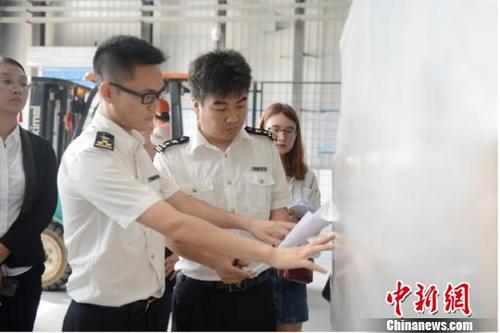 中国侨网图为海关关员核对货物信息。　洪兵　摄