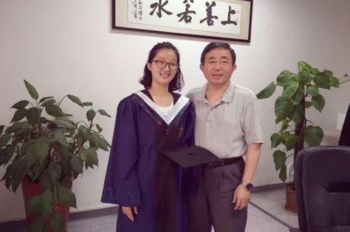 中国侨网章莹颖(左一)图。(美国侨报网)
